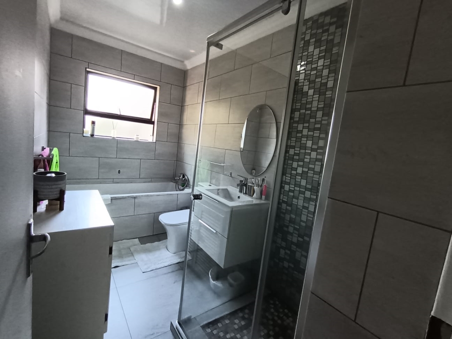 To Let 4 Bedroom Property for Rent in Meadowhurst Gauteng