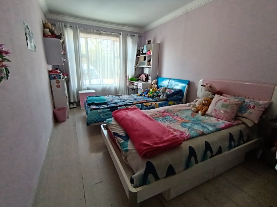 To Let 4 Bedroom Property for Rent in Meadowhurst Gauteng