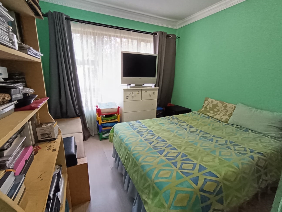 To Let 4 Bedroom Property for Rent in Meadowhurst Gauteng