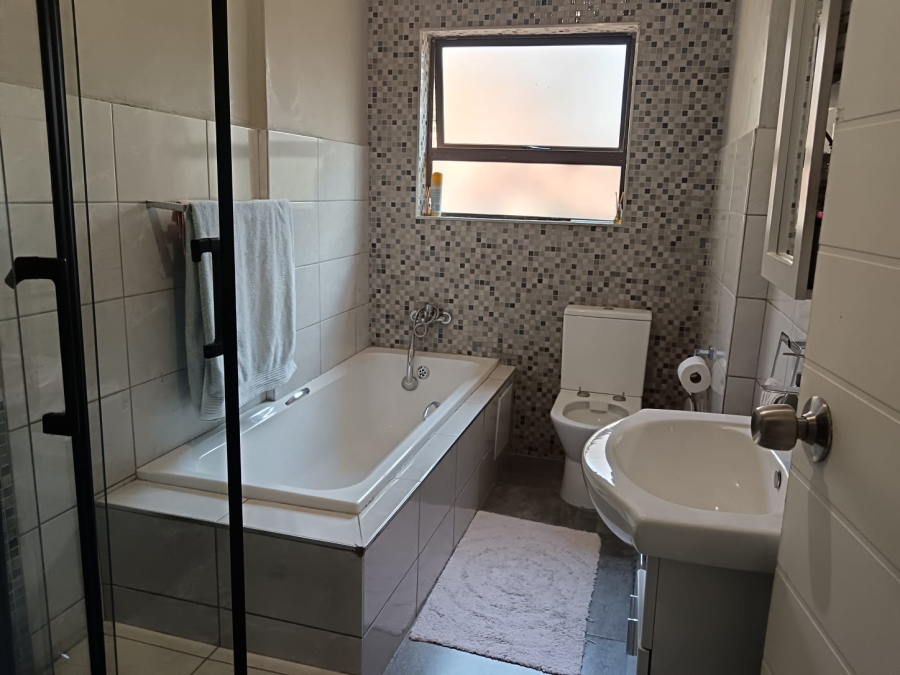 To Let 4 Bedroom Property for Rent in Meadowhurst Gauteng