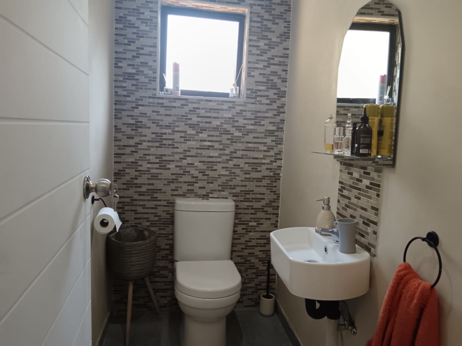 To Let 4 Bedroom Property for Rent in Meadowhurst Gauteng