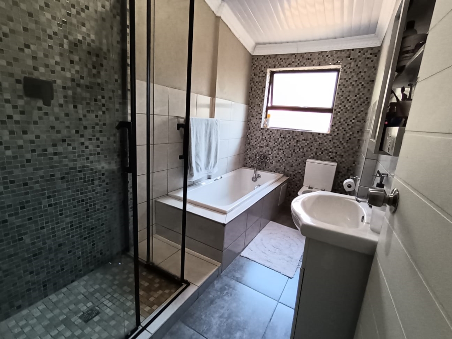 To Let 4 Bedroom Property for Rent in Meadowhurst Gauteng