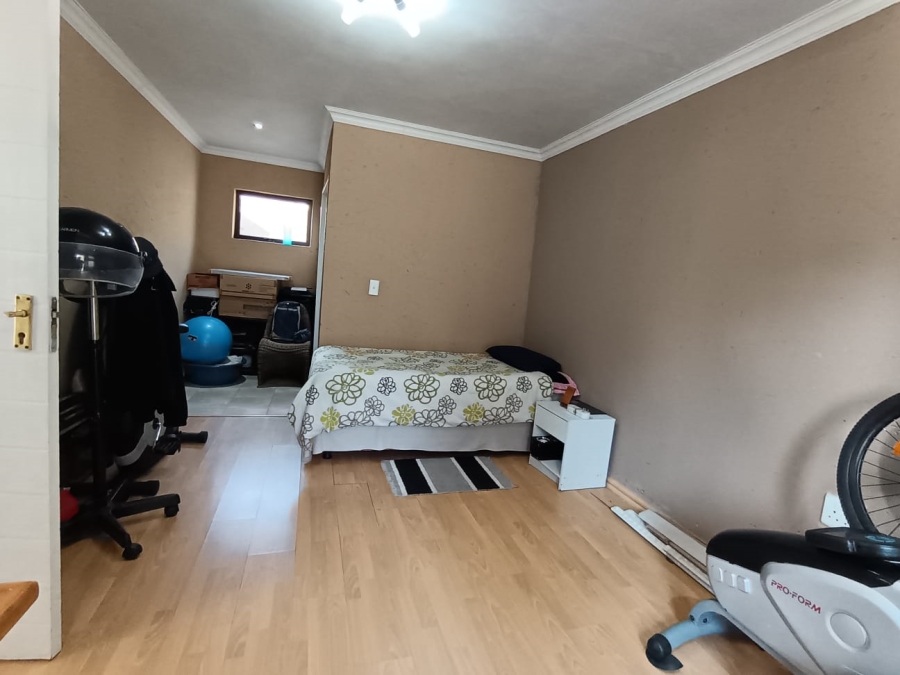 To Let 4 Bedroom Property for Rent in Meadowhurst Gauteng