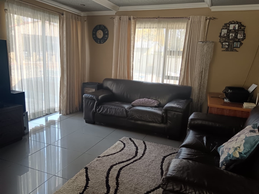To Let 4 Bedroom Property for Rent in Meadowhurst Gauteng
