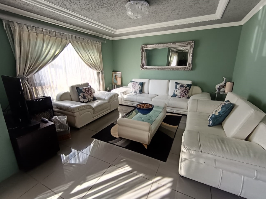 To Let 4 Bedroom Property for Rent in Meadowhurst Gauteng