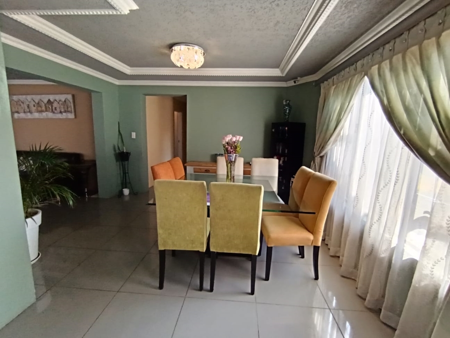 To Let 4 Bedroom Property for Rent in Meadowhurst Gauteng