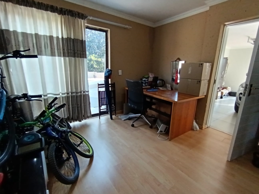 To Let 4 Bedroom Property for Rent in Meadowhurst Gauteng