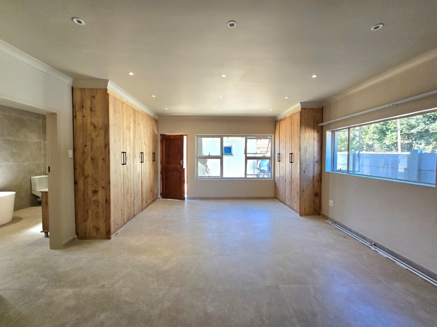 To Let 4 Bedroom Property for Rent in Waverley Gauteng
