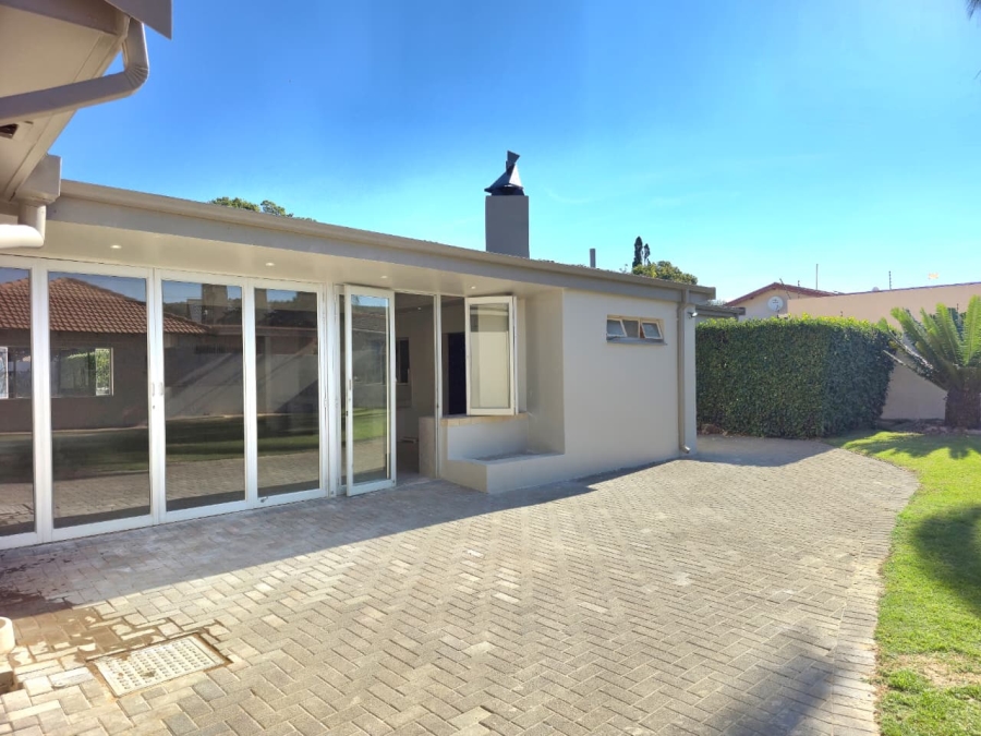 To Let 4 Bedroom Property for Rent in Waverley Gauteng