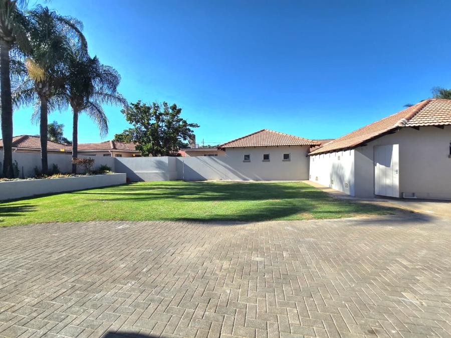 To Let 4 Bedroom Property for Rent in Waverley Gauteng