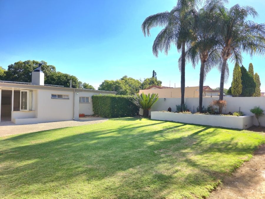 To Let 4 Bedroom Property for Rent in Waverley Gauteng