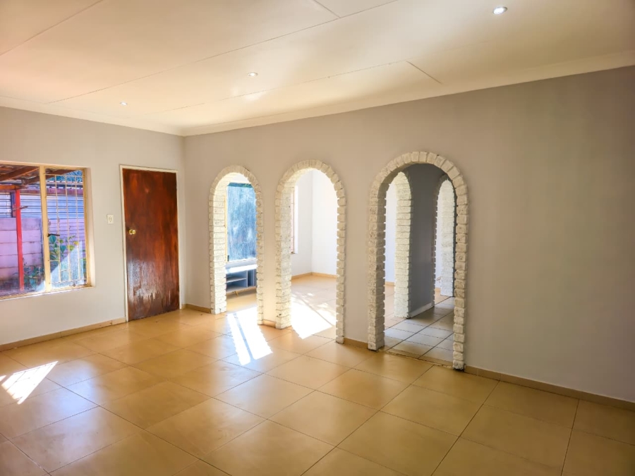 6 Bedroom Property for Sale in The Orchards Gauteng