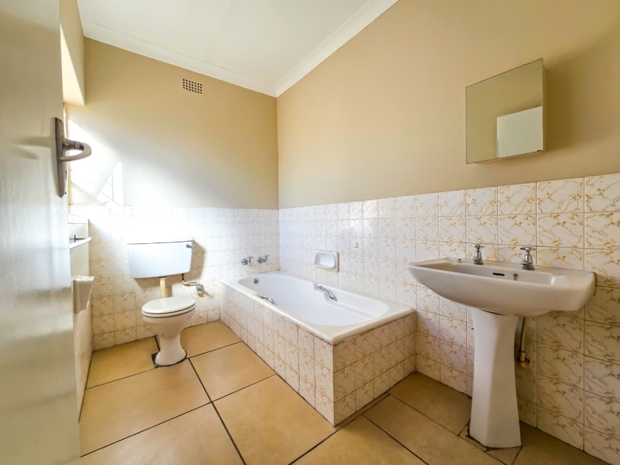 6 Bedroom Property for Sale in The Orchards Gauteng