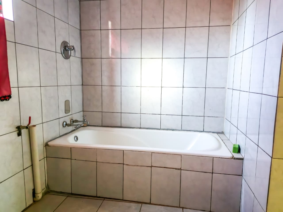 6 Bedroom Property for Sale in The Orchards Gauteng