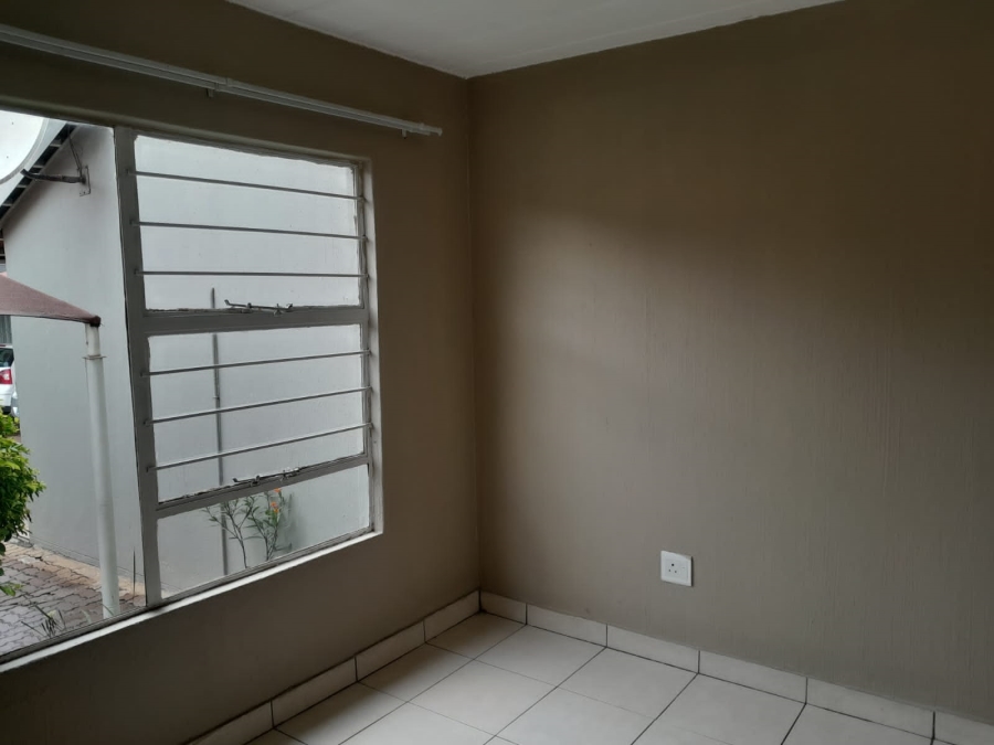 To Let 2 Bedroom Property for Rent in Verwoerdpark Gauteng