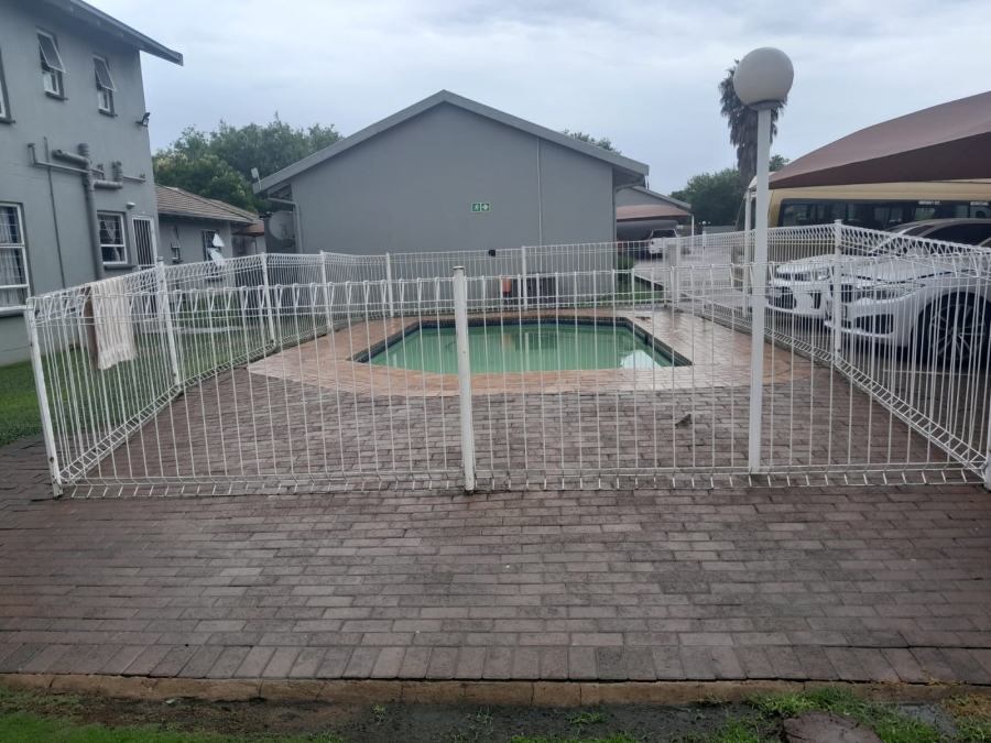 To Let 2 Bedroom Property for Rent in Verwoerdpark Gauteng