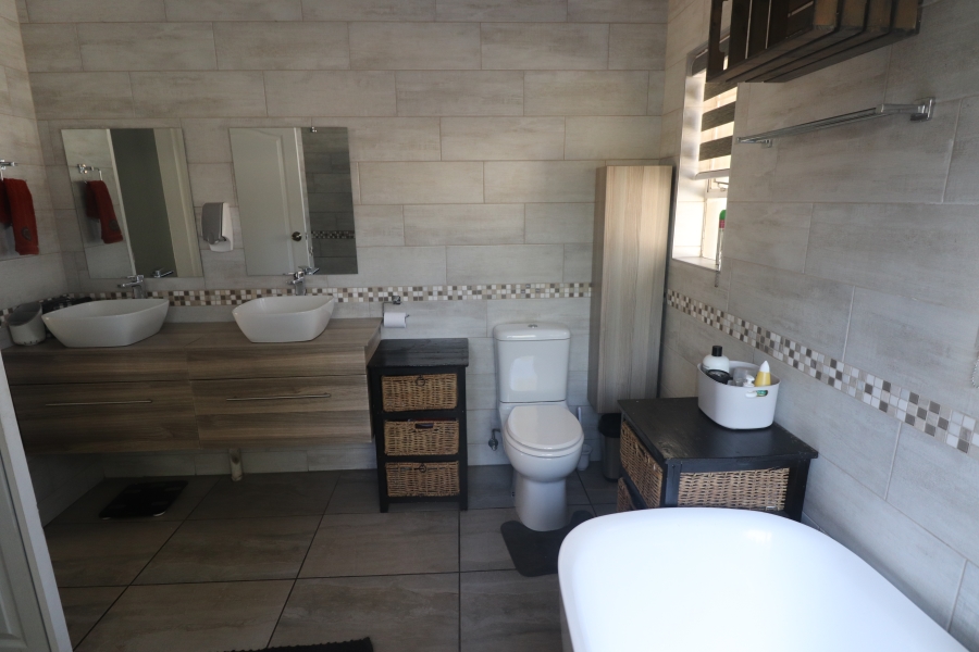 To Let 4 Bedroom Property for Rent in Terenure Gauteng