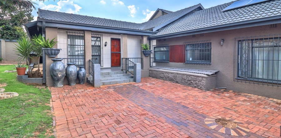 5 Bedroom Property for Sale in Mondeor Gauteng