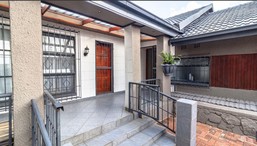 5 Bedroom Property for Sale in Mondeor Gauteng