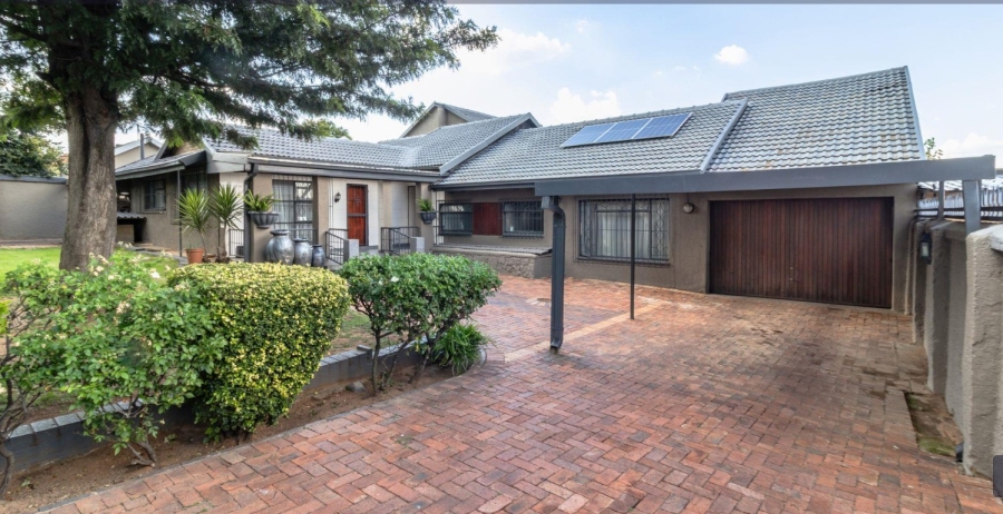 5 Bedroom Property for Sale in Mondeor Gauteng