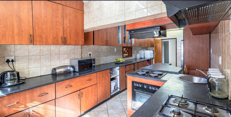 5 Bedroom Property for Sale in Mondeor Gauteng