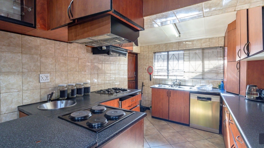 5 Bedroom Property for Sale in Mondeor Gauteng