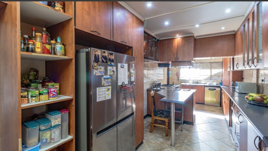 5 Bedroom Property for Sale in Mondeor Gauteng