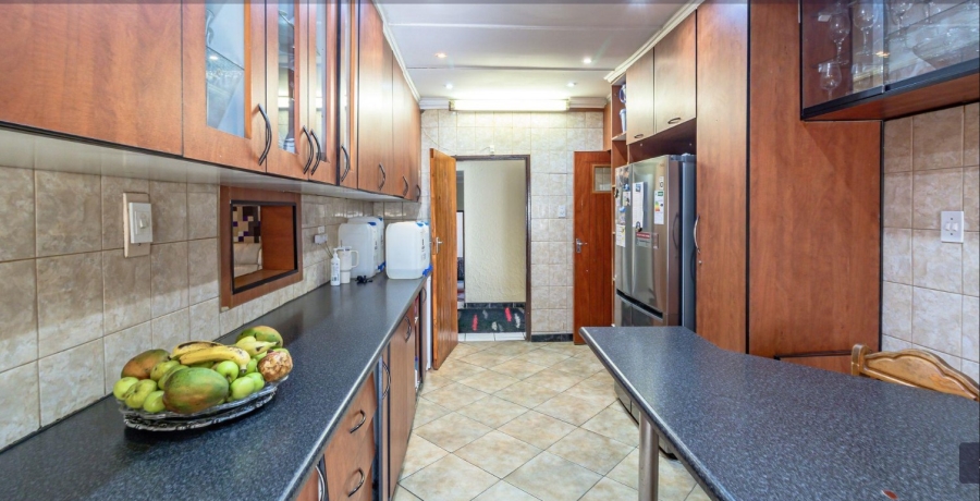 5 Bedroom Property for Sale in Mondeor Gauteng