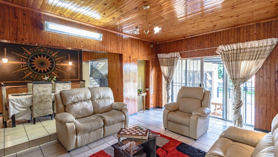 5 Bedroom Property for Sale in Mondeor Gauteng