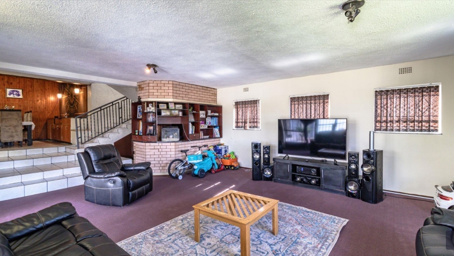 5 Bedroom Property for Sale in Mondeor Gauteng