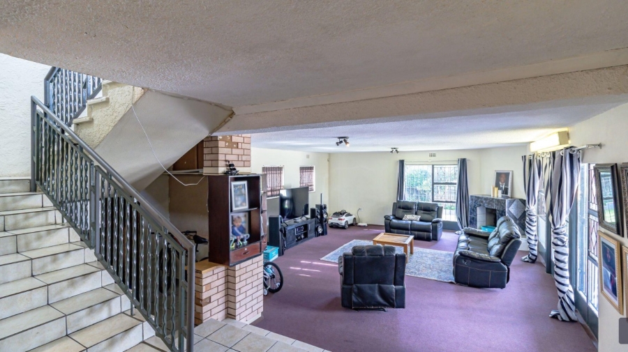 5 Bedroom Property for Sale in Mondeor Gauteng