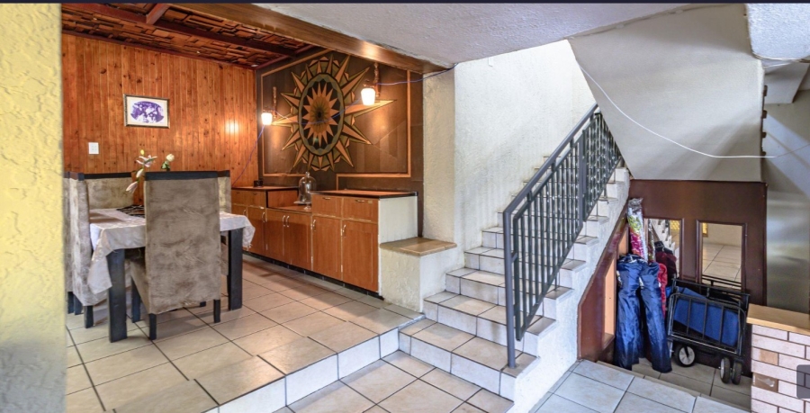 5 Bedroom Property for Sale in Mondeor Gauteng