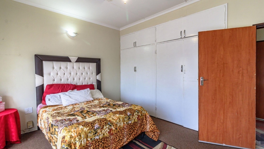 5 Bedroom Property for Sale in Mondeor Gauteng