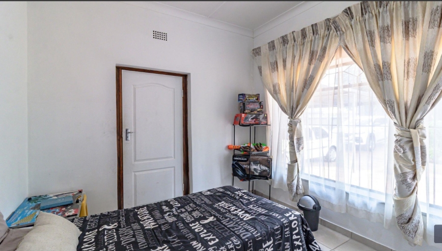 5 Bedroom Property for Sale in Mondeor Gauteng