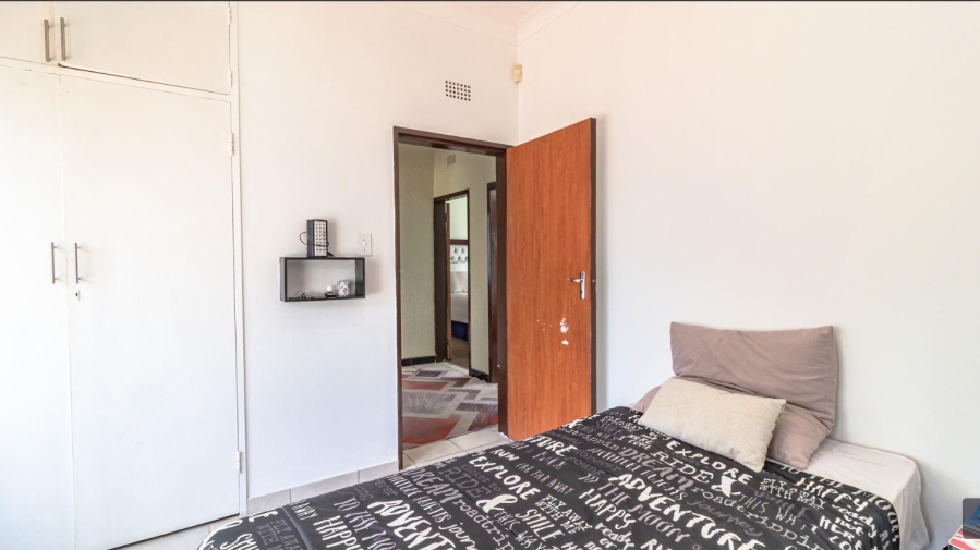 5 Bedroom Property for Sale in Mondeor Gauteng