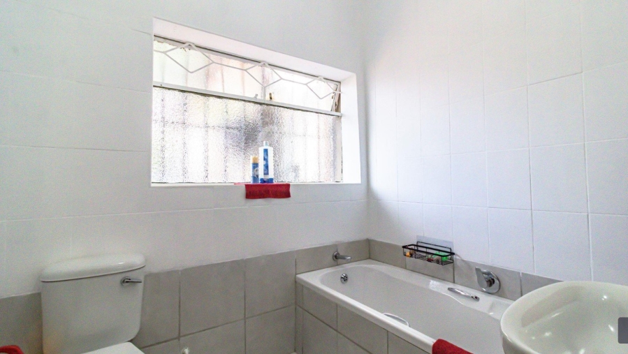 5 Bedroom Property for Sale in Mondeor Gauteng