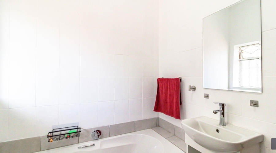 5 Bedroom Property for Sale in Mondeor Gauteng