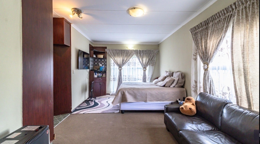 5 Bedroom Property for Sale in Mondeor Gauteng