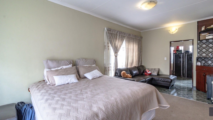 5 Bedroom Property for Sale in Mondeor Gauteng