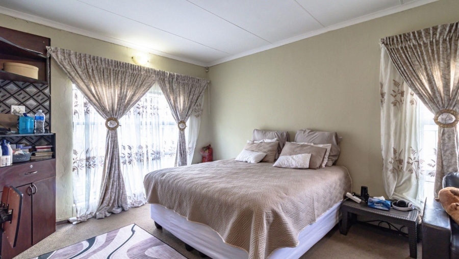 5 Bedroom Property for Sale in Mondeor Gauteng