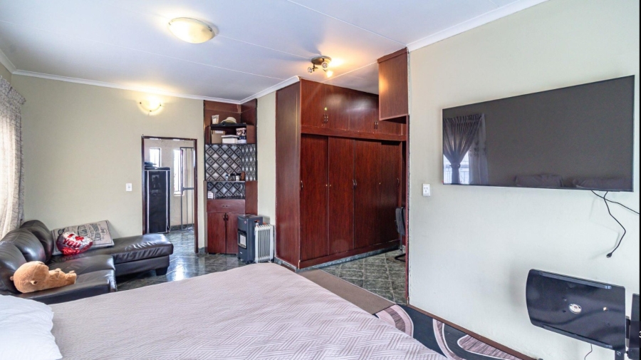 5 Bedroom Property for Sale in Mondeor Gauteng