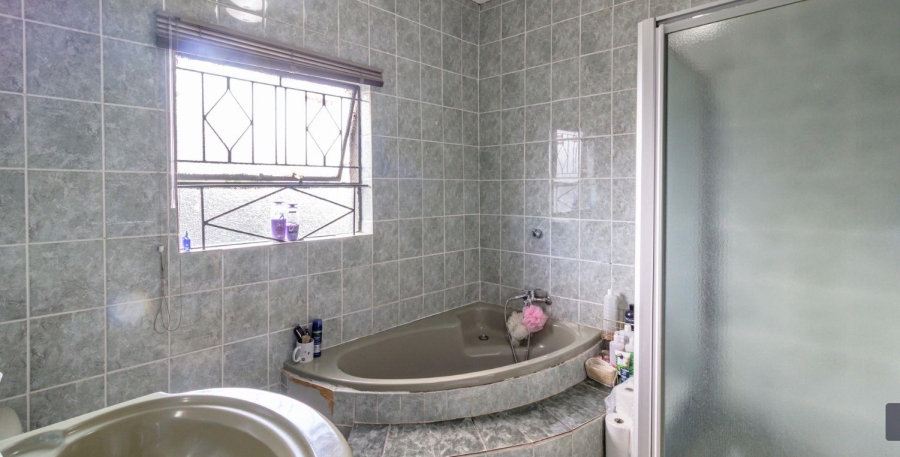 5 Bedroom Property for Sale in Mondeor Gauteng