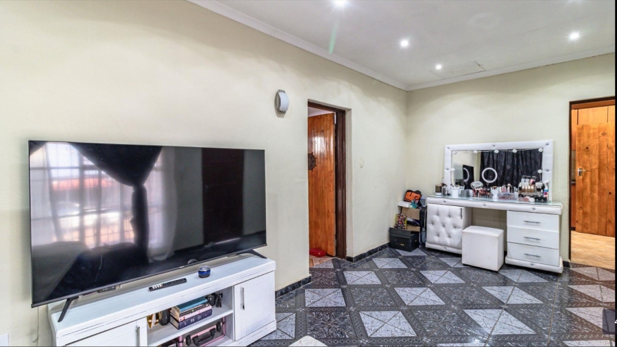 5 Bedroom Property for Sale in Mondeor Gauteng
