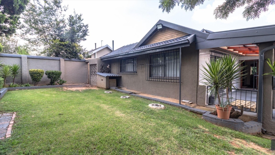5 Bedroom Property for Sale in Mondeor Gauteng