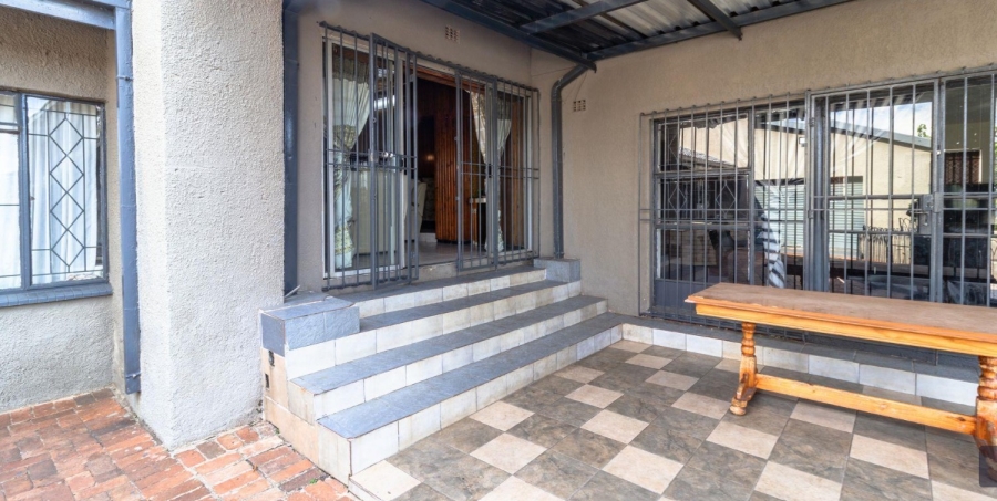 5 Bedroom Property for Sale in Mondeor Gauteng