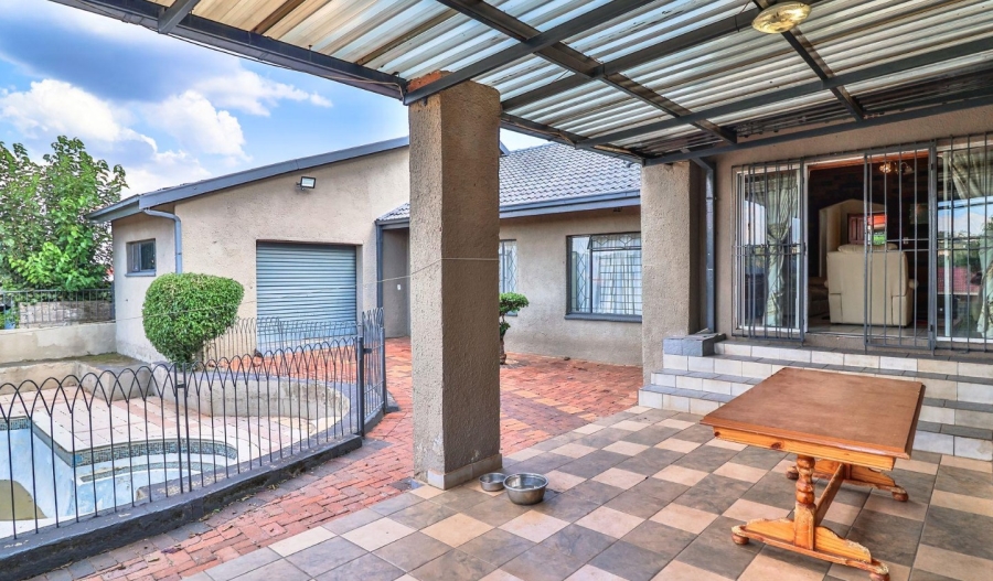 5 Bedroom Property for Sale in Mondeor Gauteng