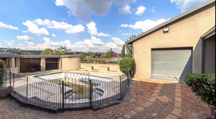 5 Bedroom Property for Sale in Mondeor Gauteng