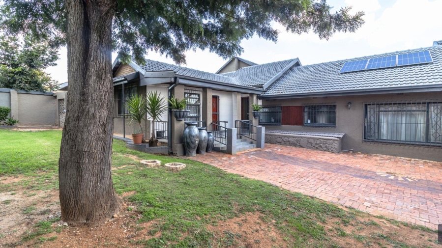 5 Bedroom Property for Sale in Mondeor Gauteng