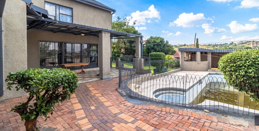 5 Bedroom Property for Sale in Mondeor Gauteng