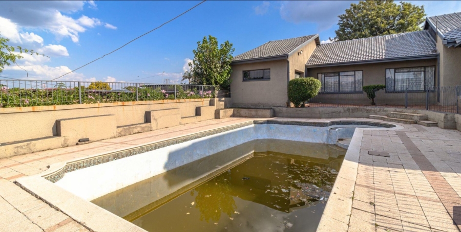 5 Bedroom Property for Sale in Mondeor Gauteng